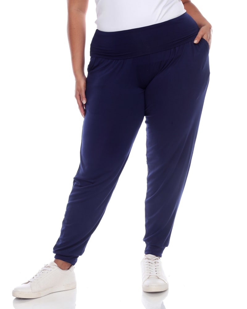 Front of a model wearing a size 1X Harem Pants in Navy by White Mark. | dia_product_style_image_id:257139
